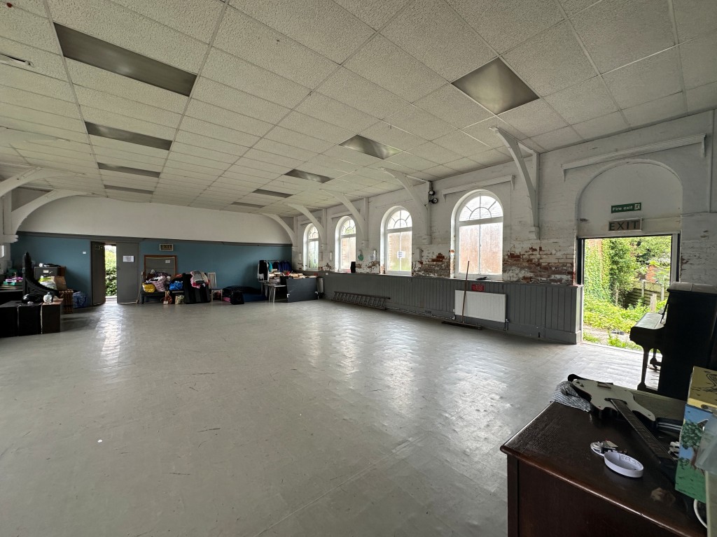 Lot: 24 - TWO DETACHED BUILDINGS WITH POTENTIAL - Main hall